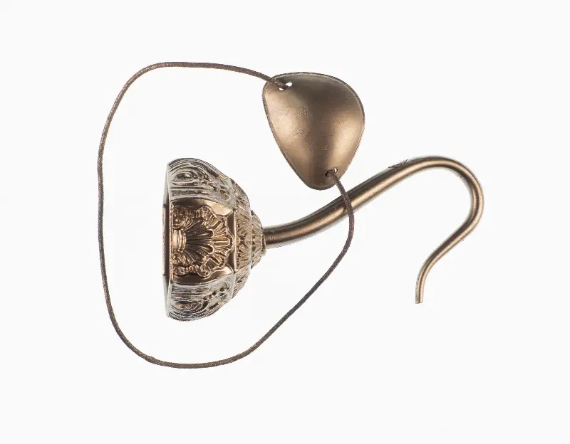 Cornet acoustique ancien en laiton ciselé, au tube recourbé, sur fond blanc