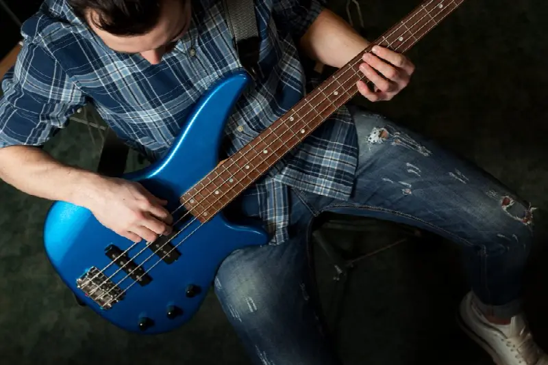 Quels sont les effets de guitare essentiels pour un son de blues authentique ?