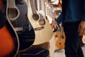Comment Choisir sa Première Guitare