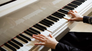 Jeune pianiste en pleine concentration, illustrant les avantages cognitifs et émotionnels de l'apprentissage du piano