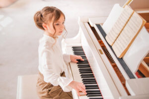 Jeune fille apprenant le piano