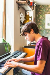 Explorez les meilleures ressources et cours en ligne pour maîtriser le piano