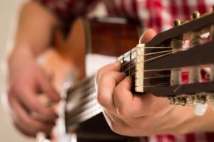 Pourquoi Opter pour une Guitare Électro-Acoustique : Quels Bénéfices pour  les Musiciens ?