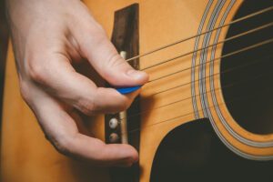 Débutant apprenant les accords de guitare en autodidacte