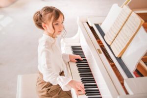 Jeune fille jouant du piano