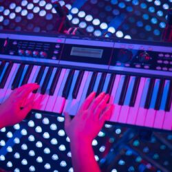 Utilisation du piano en musique pop pour composition innovante