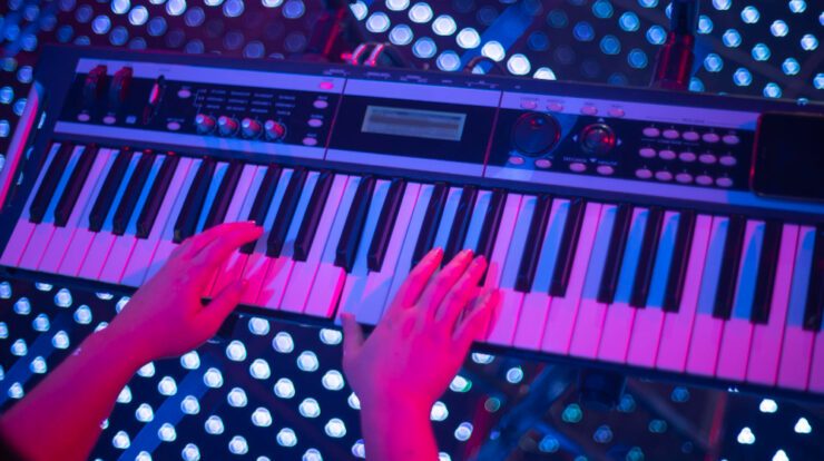 Utilisation du piano en musique pop pour composition innovante