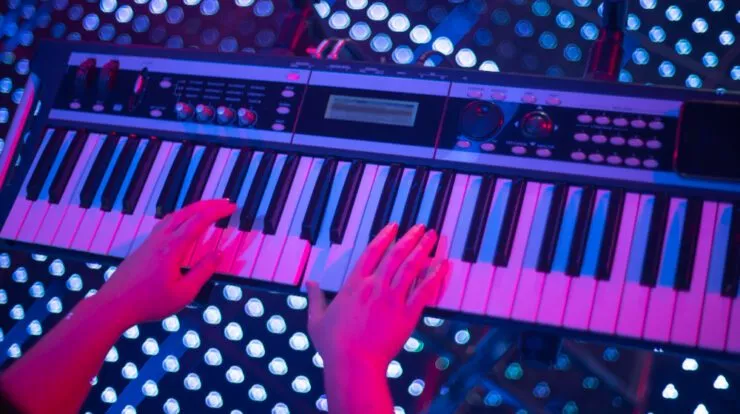 Utilisation du piano en musique pop pour composition innovante