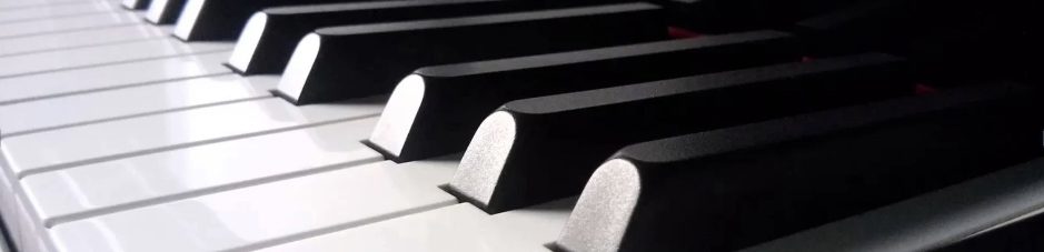 Les touches blanches et noires sur un piano