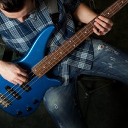Quels sont les effets de guitare essentiels pour un son de blues authentique ?