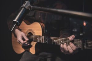 Avantages des guitares électro-acoustiques pour les performances live