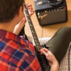 Comment intégrer des techniques de tapping dans votre jeu de guitare ?