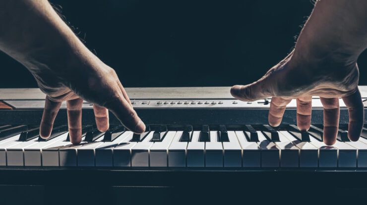 Comment jouer du piano dans un groupe de rock ?