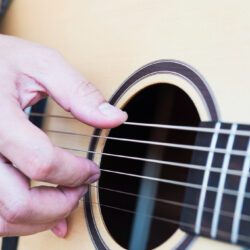 Comment maîtriser le fingerpicking en guitare acoustique ?