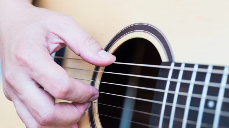 Comment maîtriser le fingerpicking en guitare acoustique ?