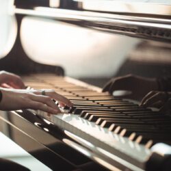 Quels sont les morceaux de piano classique incontournables pour les débutants ?