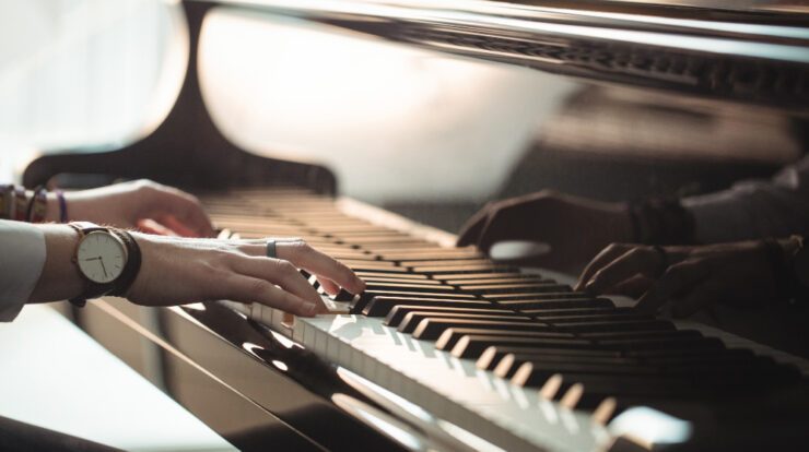 Quels sont les morceaux de piano classique incontournables pour les débutants ?
