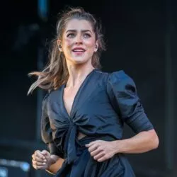 Clara Luciani en tournée : les 3 chansons qu'elle ne chante plus en concert !