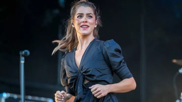 Clara Luciani en tournée : les 3 chansons qu'elle ne chante plus en concert !