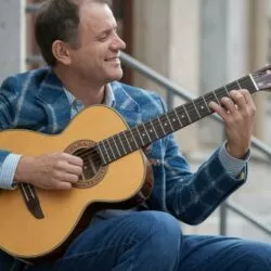 Cette guitare Salvador Cortez coûte moins de 300€ et enterre des modèles à 1000€