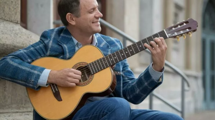 Cette guitare Salvador Cortez coûte moins de 300€ et enterre des modèles à 1000€