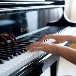 Faut-il encore acheter un piano acoustique ?