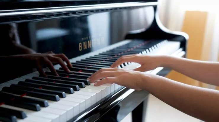 Faut-il encore acheter un piano acoustique ?