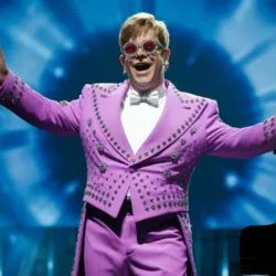 On a écouté le dernier Elton John… et on n’était pas prêts !