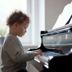 5 morceaux de piano si simples qu’un enfant de 5 ans pourrait les jouer