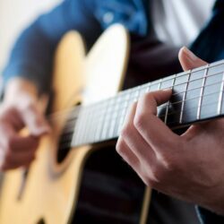 Apprendre à jouer de la guitare seul : conseils, méthodes, appli mobile...