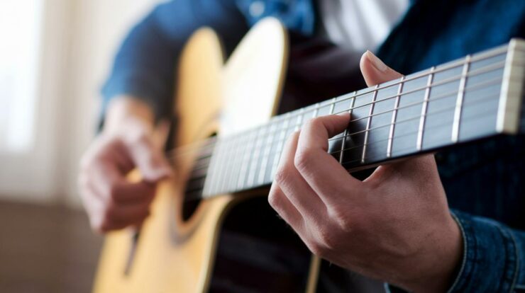 Apprendre à jouer de la guitare seul : conseils, méthodes, appli mobile...