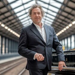 Ce pianiste inconnu a été repéré dans une gare… Aujourd’hui il joue avec les plus grands