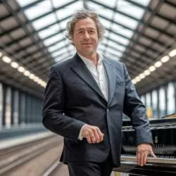 Ce pianiste inconnu a été repéré dans une gare… Aujourd’hui il joue avec les plus grands