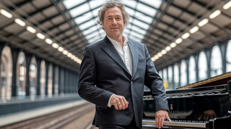 Ce pianiste inconnu a été repéré dans une gare… Aujourd’hui il joue avec les plus grands