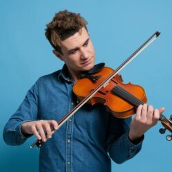 Ce rappeur français a commencé sur un violon cassé