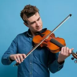 Ce rappeur français a commencé sur un violon cassé