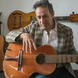 Ces artisans qui transforment des meubles cassés en instruments uniques
