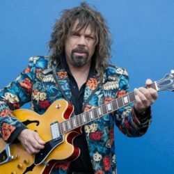 Cette guitare offerte à Walker a une histoire que Lloyd Pierce n’a jamais racontée…
