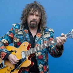 Cette guitare offerte à Walker a une histoire que Lloyd Pierce n’a jamais racontée…