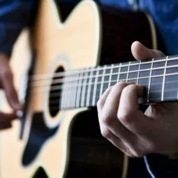 Faut-il vraiment accorder sa guitare avant chaque session ? Un luthier répond