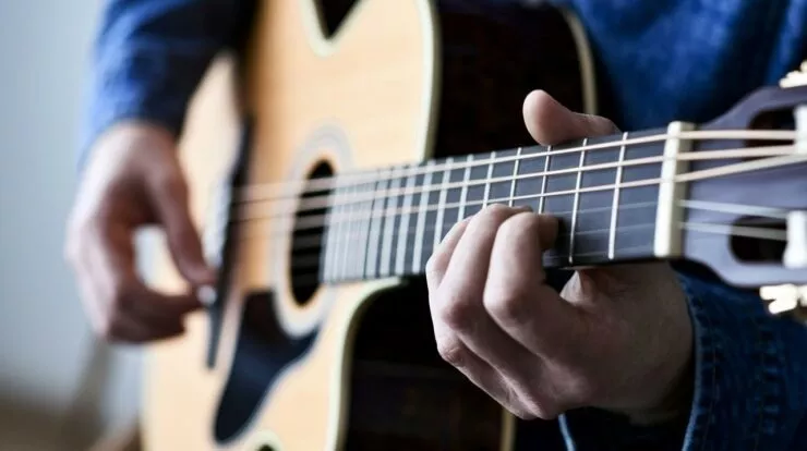 Faut-il vraiment accorder sa guitare avant chaque session ? Un luthier répond