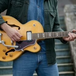 Il dépense 12€ sur Vinted… et tombe sur une guitare vintage à 2 000€ !