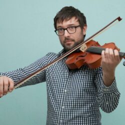 Il fabrique un violon avec du carton… et ça fonctionne