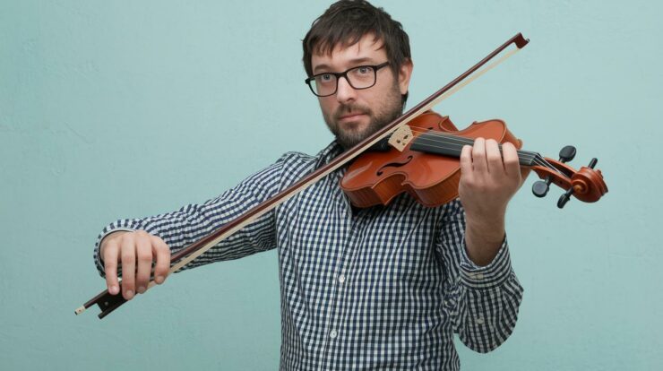 Il fabrique un violon avec du carton… et ça fonctionne