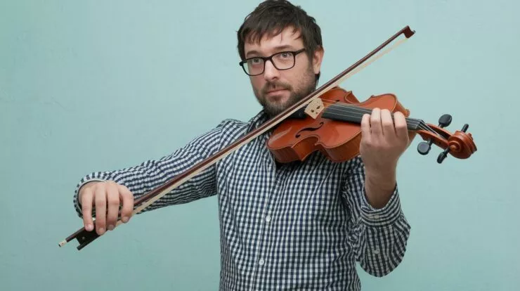 Il fabrique un violon avec du carton… et ça fonctionne