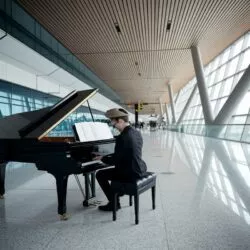 Il joue du piano dans un aéroport… et fait pleurer tout le terminal