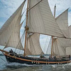 La face cachée de “Tous les bateaux s’envolent” : un hommage discret à une époque révolue ?