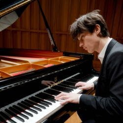 Le duel du siècle : Lang Lang VS Trifonov – Qui est le vrai roi du Piano ?