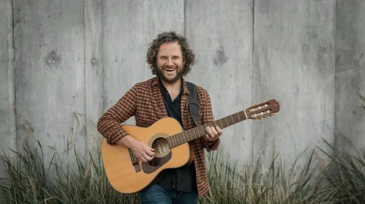 Peut-on vraiment apprendre avec une guitare trouvée en vide-grenier ? Test sans filtre