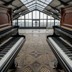 Pourquoi de plus en plus de pianos apparaissent dans les gares ?